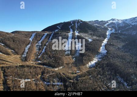 Das Skigebiet ist wegen des heißen Winters und der schlechten Schneedecke geschlossen. Garessio Italien Stockfoto
