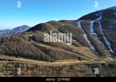 Das Skigebiet ist wegen des heißen Winters und der schlechten Schneedecke geschlossen. Garessio Italien Stockfoto
