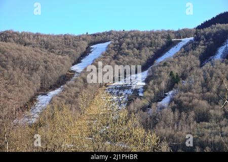 Das Skigebiet ist wegen des heißen Winters und der schlechten Schneedecke geschlossen. Garessio Italien Stockfoto