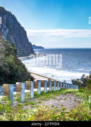 Blick auf die Straße 132 in La Martre, Quebec, Kanada. Haute-Gaspesie, Kanada. Küstenstraße des St-Lawrence-Flusses im östlichen Teil von Quebec Stockfoto