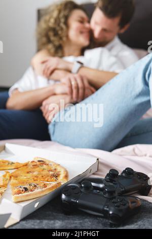 Junges und glückliches Paar, das sich zu Hause entspannt Stockfoto