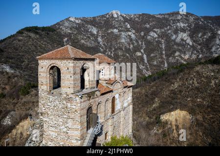 Asenova krepost, eine mittelalterliche Festung im bulgarischen Rhodopen-Gebirge, die sich auf einem hohen Felskamm am linken Ufer des Asenitsa befindet Stockfoto