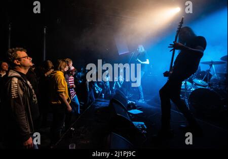 Kopenhagen, Dänemark. 26., März 2022. Die finnische Death-Metal-Band Cadaveric Incubator gibt ein Live-Konzert im Pumpehuset in Kopenhagen. (Foto: Gonzales Photo - Joe Miller). Stockfoto