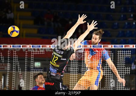 Civitanova Marche, Italien. 27. März 2022. Angriff von Thomas Beretta #13 (Vero Volley Monza) während des Playoffs - Cucine Lube Civitanova vs Vero Volley Monza, Volleyball Italienische Serie A Superliga-Meisterschaft der Männer in Civitanova Marche, Italien, März 27 2022 Quelle: Independent Photo Agency/Alamy Live News Stockfoto