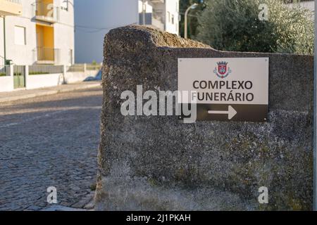 Castelo Branco, Portugal - 06 2022. März: Schild nach rechts zum Beerdigungskomplex Castelo Branco in Zentralportugal Stockfoto