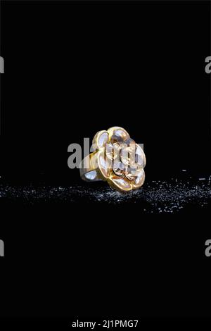 Nahaufnahme des schönen goldenen Diamantrings auf schwarzem Hintergrund. Stockfoto