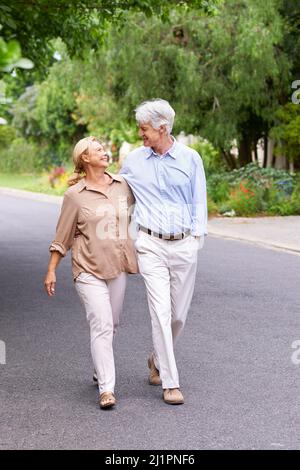 Liebe stirbt nie. Aufnahme eines glücklichen älteren Paares, das zu Fuß ging. Stockfoto