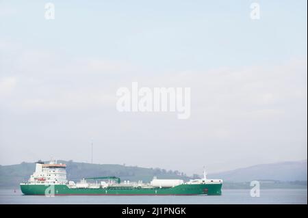 Schiff transportiert schwimmende Lagercontainer-Plattform im Meer Stockfoto