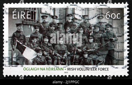 IRLAND - UM 2013: Eine in Irland gedruckte Marke zeigt Soldaten, 100 Jahre Irish Volunteer Force, um 2013 Stockfoto