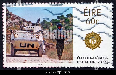 IRLAND - UM 2013: Eine in Irland gedruckte Marke zeigt Tank und Soldat, irische Streitkräfte, um 2013 Stockfoto