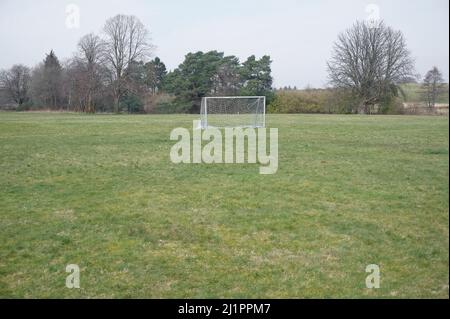 Leerer Spielplatz verkommt Fußballtor-Posten im ländlichen Raum Stockfoto