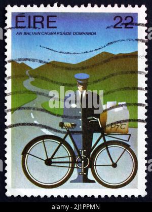 IRLAND - UM 1983: Eine in Irland gedruckte Briefmarke zeigt Mailman, um 1983 Stockfoto