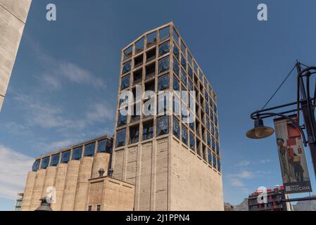 Kapstadt, Südafrika. 2022. Ehemalige Silos am Wasser, Kapstadt, die in ein Luxushotel umgewandelt wurden Stockfoto