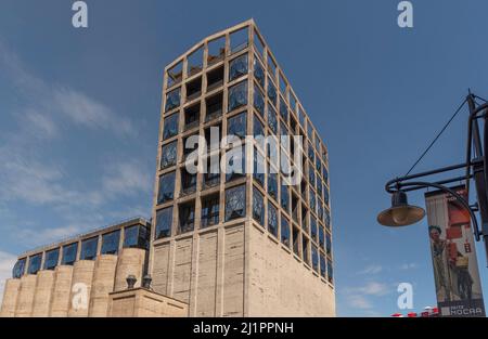 Kapstadt, Südafrika. 2022. Ehemalige Silos am Wasser, Kapstadt, die in ein Luxushotel umgewandelt wurden Stockfoto