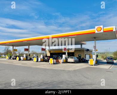 Tankstellenanlage Shell Tankvorplatz in Pool-in-Wharfedale, West Yorkshire, Großbritannien. Menschen, die Autos mit Benzin füllen. Stockfoto