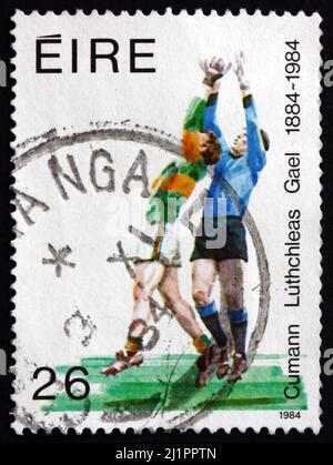 IRLAND - UM 1984: Eine in Irland gedruckte Briefmarke zeigt Fußball, 100 Jahre Gaelic Athletic Association, um 1984 Stockfoto