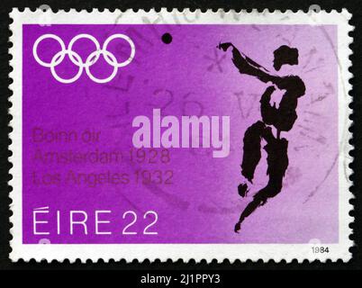 IRLAND - UM 1984: Eine in Irland gedruckte Briefmarke zeigt Hammer Throw, Olympische Sommerspiele 1984, Los Angeles, um 1984 Stockfoto