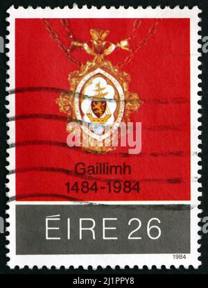 IRLAND - UM 1984: Eine in Irland gedruckte Briefmarke zeigt die Medaille der Mayoral City of Galway, 500.. Jahrestag, um 1984 Stockfoto