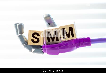 SMM - Social Media Marketing - Briefpapier auf dem Holz. Stockfoto