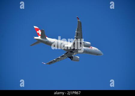 Swiss International Air Lines Airbus A220 HB-JBA hat an einem sonnigen Tag den Flughafen London City verlassen Stockfoto