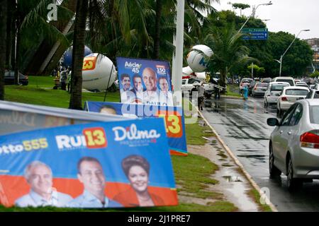 salvador, bahia, brasilien - 28. juli 2014: Propagandaausschuss während des Wahlkampfs auf einer Straße in der Stadt salvador. Stockfoto