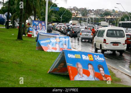 salvador, bahia, brasilien - 28. juli 2014: Propagandaausschuss während des Wahlkampfs auf einer Straße in der Stadt salvador. Stockfoto