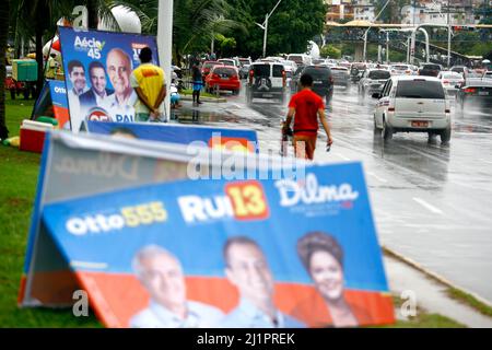 salvador, bahia, brasilien - 28. juli 2014: Propagandaausschuss während des Wahlkampfs auf einer Straße in der Stadt salvador. Stockfoto