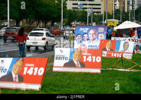 salvador, bahia, brasilien - 28. juli 2014: Propagandaausschuss während des Wahlkampfs auf einer Straße in der Stadt salvador. Stockfoto