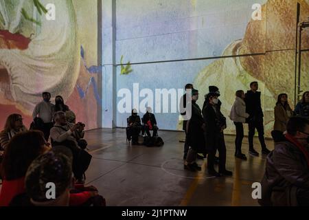 Toronto, Kanada. 26. März 2022. Besucher, die während einer immersiven Spendenausstellung gesehen wurden. An ‘Immersive Shevchenko: Soul of Ukraine' Ausstellung, die dem Werk des ukrainischen Dichters und Künstlers Taras Shevchenko (1814-1861) gewidmet ist, findet in Toronto, Kanada, statt. Die Einnahmen aus dem Projekt werden zwischen dem Roten Kreuz und dem Fonds der Nationalbank der Ukraine verteilt. (Foto von Katherine Cheng/SOPA Images/Sipa USA) Quelle: SIPA USA/Alamy Live News Stockfoto