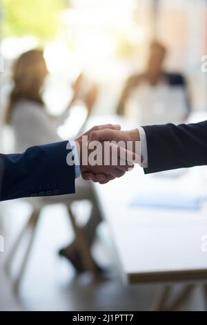 Gemeinsam gute Geschäfte zu machen. Aufnahme von zwei nicht erkennbaren Geschäftsleuten, die sich in einem Büro die Hände schüttelten. Stockfoto