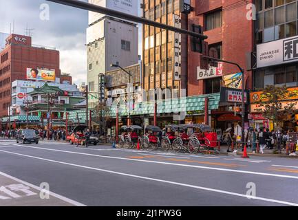 tokio, japan - 28 2021. oktober: Von Menschen angetriebene, gezogene Rikschas, genannt Jinrikisha, parkten auf Japanisch in der Schlange auf der Kaminarimon-Straße von Asakusa und U Stockfoto