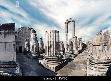 Weitwinkel-Foto des Tempels von apollo in didyma antike Stadt. Historisches Tourismuskonzept. Stockfoto