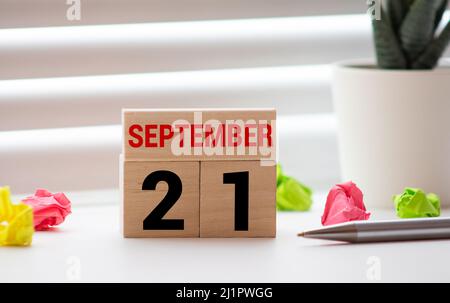 Ewiger Kalender aus Holz auf September 21. eingestellt. Stockfoto