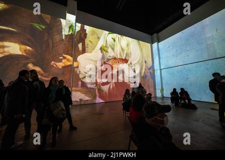 Toronto, Kanada. 26. März 2022. Besucher, die während einer immersiven Spendenausstellung gesehen wurden. In Toronto, Kanada, findet eine Ausstellung˜Immersive Schevchenko: Soul of Ukraine“ statt, die dem Werk des ukrainischen Dichters und Künstlers Taras Schevchenko (1814''“1861) gewidmet ist. Die Einnahmen aus dem Projekt werden zwischen dem Roten Kreuz und dem Fonds der Nationalbank der Ukraine verteilt. (Bild: © Katherine Cheng/SOPA Images via ZUMA Press Wire) Stockfoto