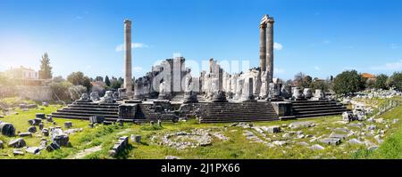 Weitwinkel-Foto des Tempels von apollo in didyma antike Stadt. Historisches Tourismuskonzept. Stockfoto