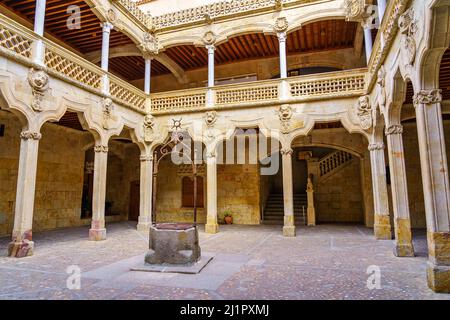 Mittelalterlicher Innenhof mit Steinbögen und Brunnen in der Mitte des Geheges, Salamanca. Stockfoto