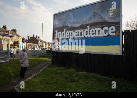 Prestwick, Schottland, 27. März 2022. Eine Plakatwand, auf der jemand die Farben der ukrainischen Flagge gemalt hat, um den Werbeslogan der Pro-schottischen Unabhängigkeit mit der Aufschrift ÒIndependence is normalÓ von der Kampagne „Believe in Scotland“ in eine proukrainische Botschaft zu verwandeln, die die Unterstützung für das vom Krieg zerrissene Land zeigt, während es von Russland in Prestwick eingedrungen wird, Schottland, Den 27. März 2022. Foto: Jeremy Sutton-Hibbert/Alamy Live News. Stockfoto