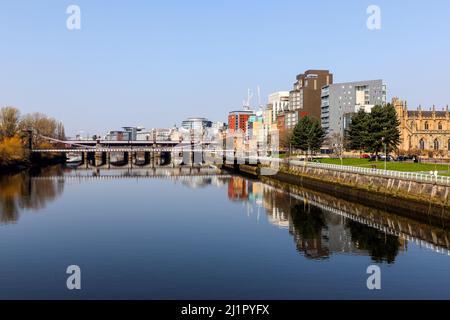 Blick nach Westen entlang des Flusses Clyde zur Hängebrücke der South Portland Street mit der Victoria Bridge dahinter und dem Broomielaw-Gehweg Stockfoto