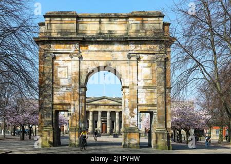 Der McLennan Arch, ursprünglich Teil der Assembly Rooms der Stadt Glasgow aus dem 18.. Jahrhundert, wurde jetzt als Eingang zu Glasgow Green mit Blick auf den alten High umgebaut Stockfoto