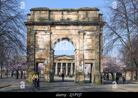 Der McLennan Arch, ursprünglich Teil der Assembly Rooms der Stadt Glasgow aus dem 18.. Jahrhundert, wurde jetzt als Eingang zu Glasgow Green mit Blick auf den alten High umgebaut Stockfoto