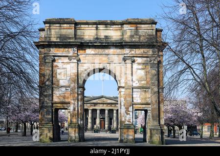 Der McLennan Arch, ursprünglich Teil der Assembly Rooms der Stadt Glasgow aus dem 18.. Jahrhundert, wurde jetzt als Eingang zu Glasgow Green mit Blick auf den alten High umgebaut Stockfoto