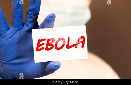 Ein Arzt zeigt ein Schild mit dem Wort ebola. Stockfoto