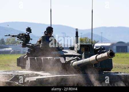 NATO Days, Ostrava, Tschechische Republik. 22.. September 2019: Der russische Kampfpanzer T-72B3 bewegte sich auf dem Trainingsgelände und feuerte aus der Waffe Stockfoto