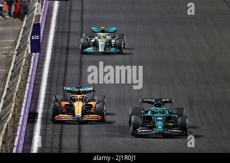 Dschidda, Saudi-Arabien. 27. März 2022. Lance Stroll (CDN) Aston Martin F1 Team AMR22 und Daniel Ricciardo (AUS) McLaren MCL36. 27.03.2022. Formel 1 Weltmeisterschaft, Rd 2, Großer Preis Von Saudi-Arabien, Jeddah, Saudi-Arabien, Wettkampftag. Bildnachweis sollte lauten: XPB/Press Association Images. Quelle: XPB Images Ltd/Alamy Live News Stockfoto