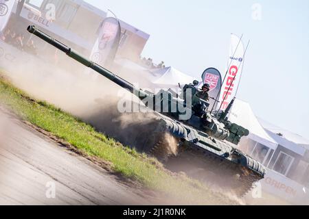 NATO Days, Ostrava, Tschechische Republik. 22.. September 2019: Der russische Kampfpanzer T-72B3 bewegte sich auf dem Trainingsgelände und feuerte aus der Waffe Stockfoto