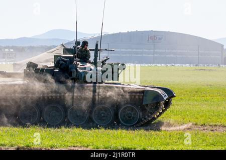 NATO Days, Ostrava, Tschechische Republik. 22.. September 2019: Der russische Kampfpanzer T-72B3 bewegte sich auf dem Trainingsgelände und feuerte aus der Waffe Stockfoto