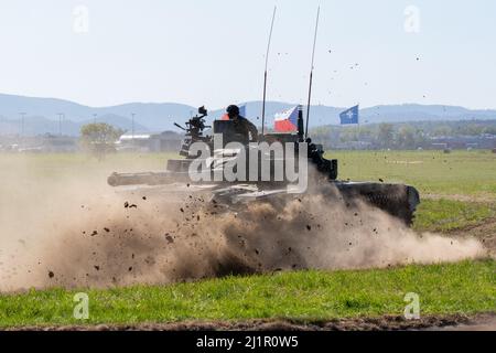 NATO Days, Ostrava, Tschechische Republik. 22.. September 2019: Der russische Kampfpanzer T-72B3 bewegte sich auf dem Trainingsgelände und feuerte aus der Waffe Stockfoto