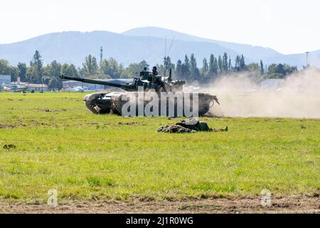 NATO Days, Ostrava, Tschechische Republik. 22.. September 2019: Der russische Kampfpanzer T-72B3 bewegte sich auf dem Trainingsgelände und feuerte aus der Waffe Stockfoto