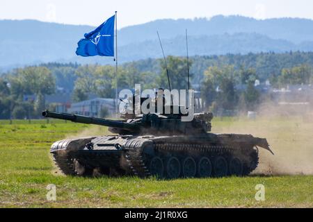 NATO Days, Ostrava, Tschechische Republik. 22.. September 2019: Der russische Kampfpanzer T-72B3 bewegte sich auf dem Trainingsgelände und feuerte aus der Waffe Stockfoto