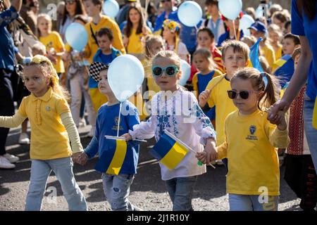 FOTO: JEFF GILBERT 26. März 2022. Ukrainische Kinder nehmen am Protestmarsch „London for Ukraine“ Teil, Park Lane zum Leicester Square, London, Großbritannien. Stockfoto